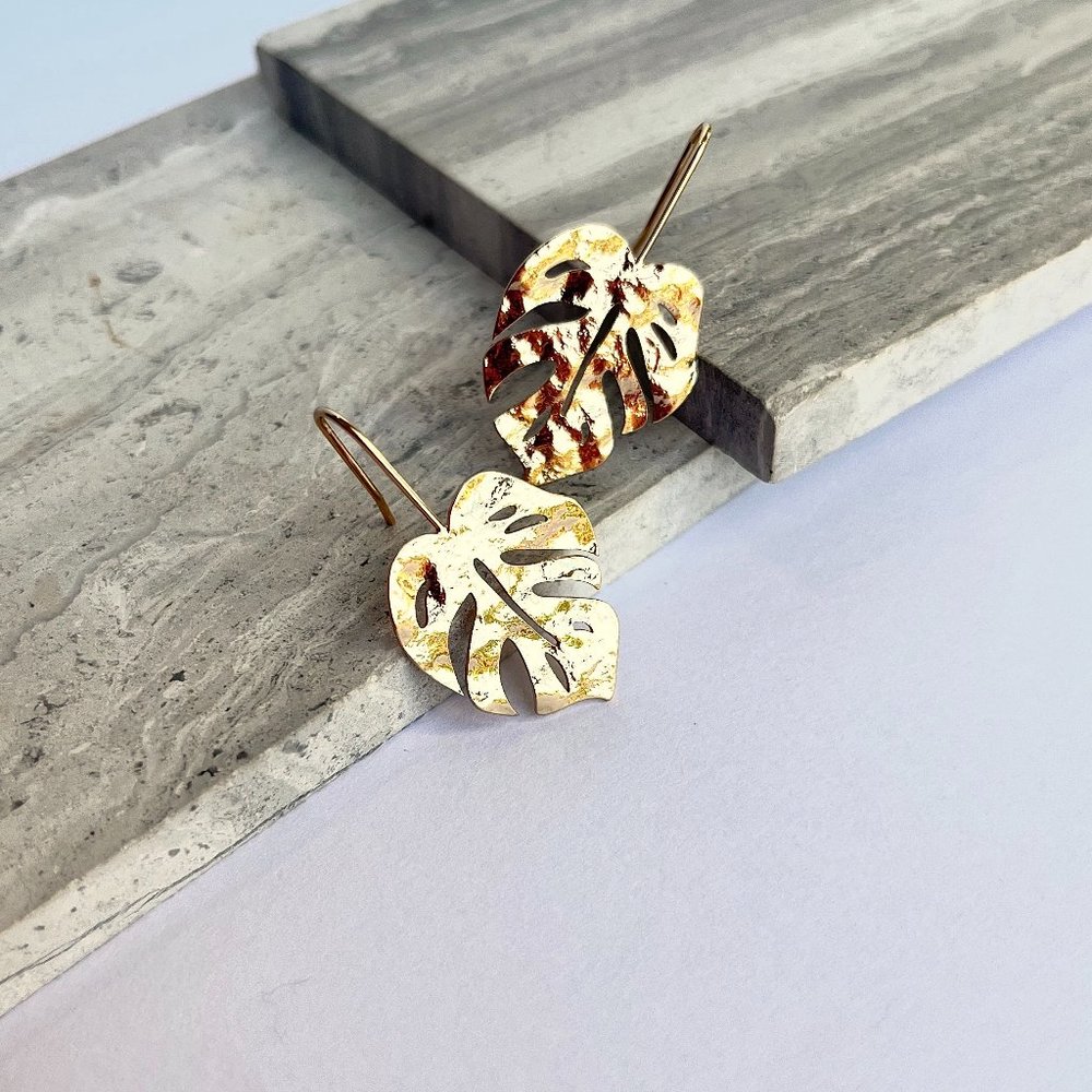 New ~ Anthropologie Monstera Leaf Earrings - Picture 4 of 7